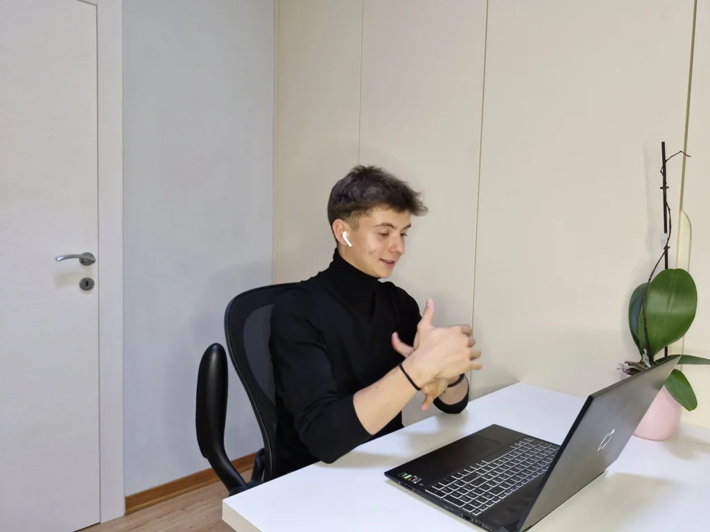 Web Agency Reggio Emilia - Nestweb6 - Gabriele Verona in call con un cliente